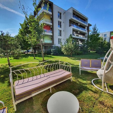 Апартаменты Beside Airport Отопени Экстерьер фото